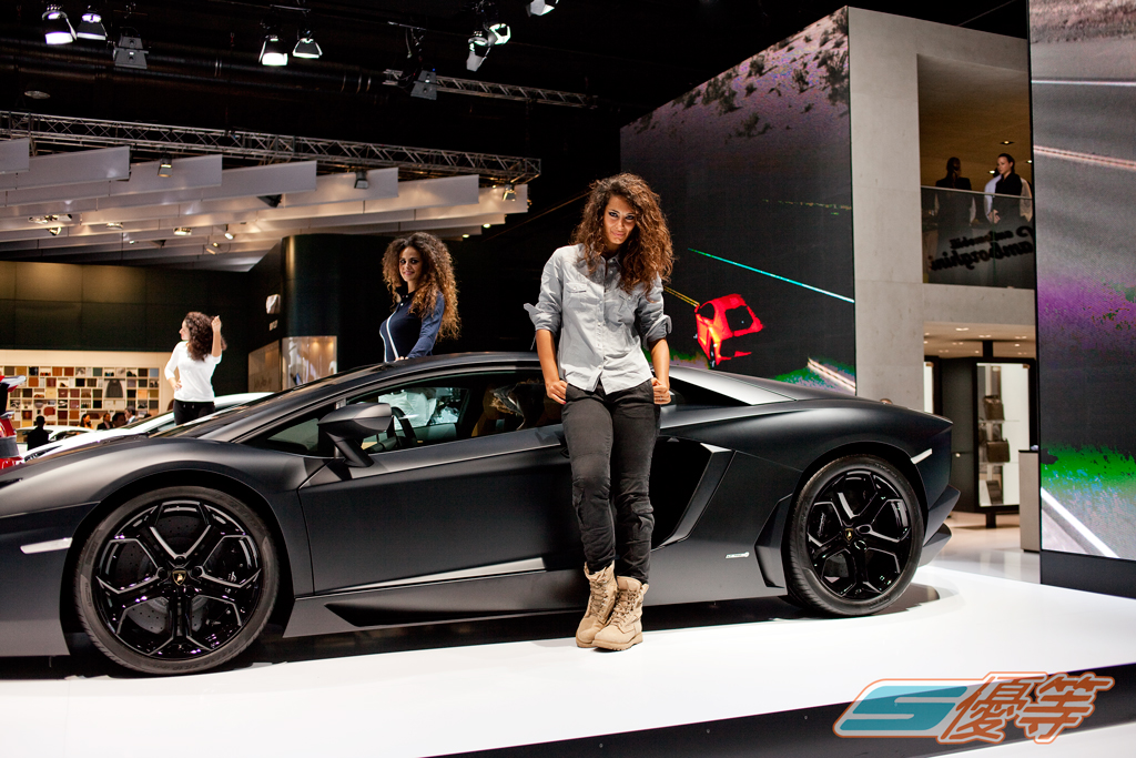  And here is the black Aventador with its devilish temporary owner 